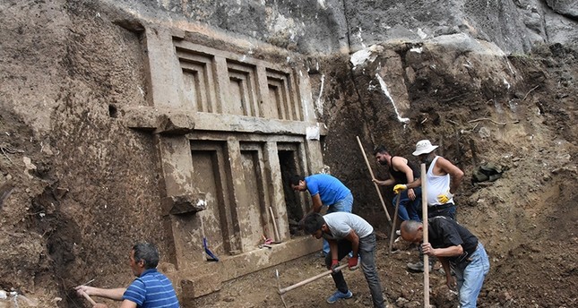 645x344-2400-year-old-ancient-sepulcher-discovered-in-turkeys-antalya-1509967305855.jpg