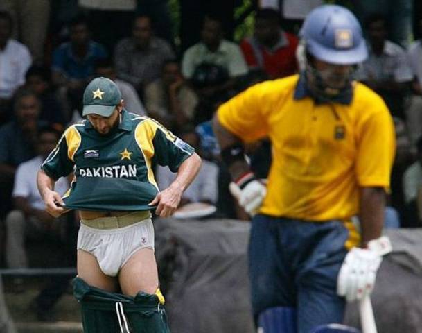 74802810-afridi-checking.jpg