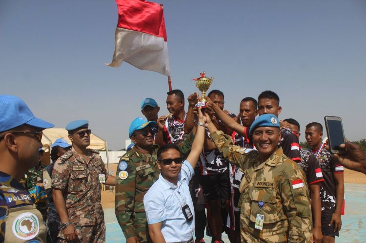 750xauto-pasukan-perdamaian-tni-juara-pekan-olah-raga-unamid-2017-di-sudan-170814b.jpg