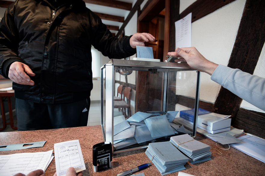 7780840383_un-electeur-dans-un-bureau-de-vote-en-alsace-le-13-decembre-2015.jpg