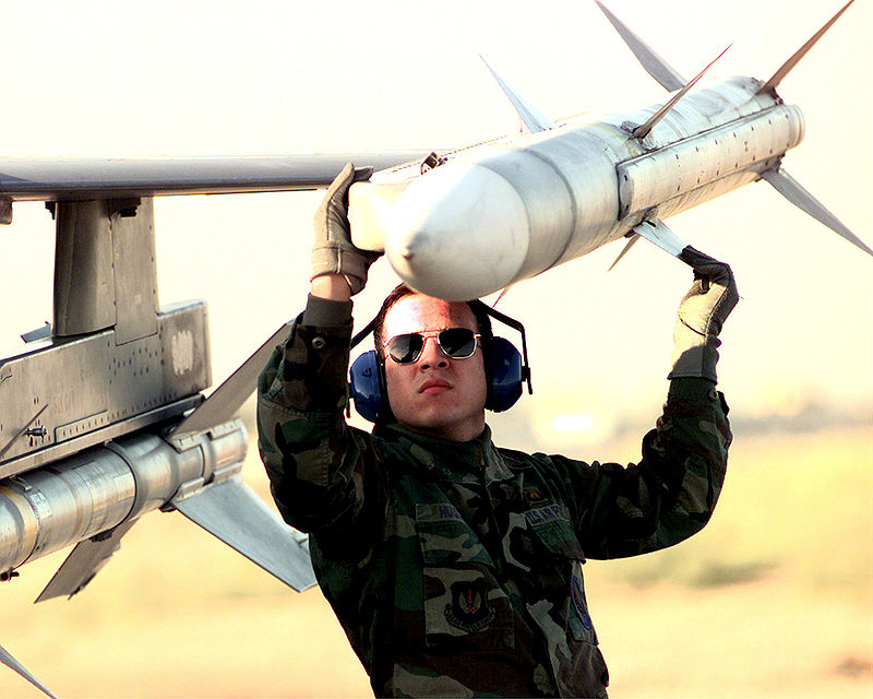 800px-AIM-120_AMRAAM.jpg