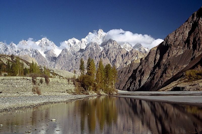 800px-Hunza_River_near_Gulmit_Hunza.jpg