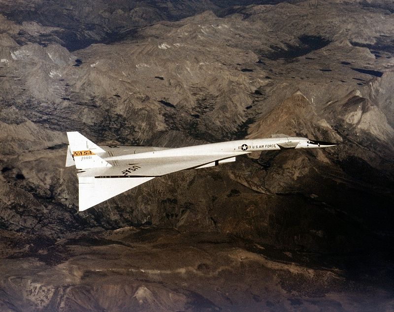 800px-North_American_XB-70_in_Flight_EC68-2131.jpg