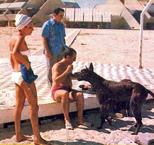 89%20Farah%20Pahlavi%20in%20bikini,%20Shah%20and%20their%20dog.jpg