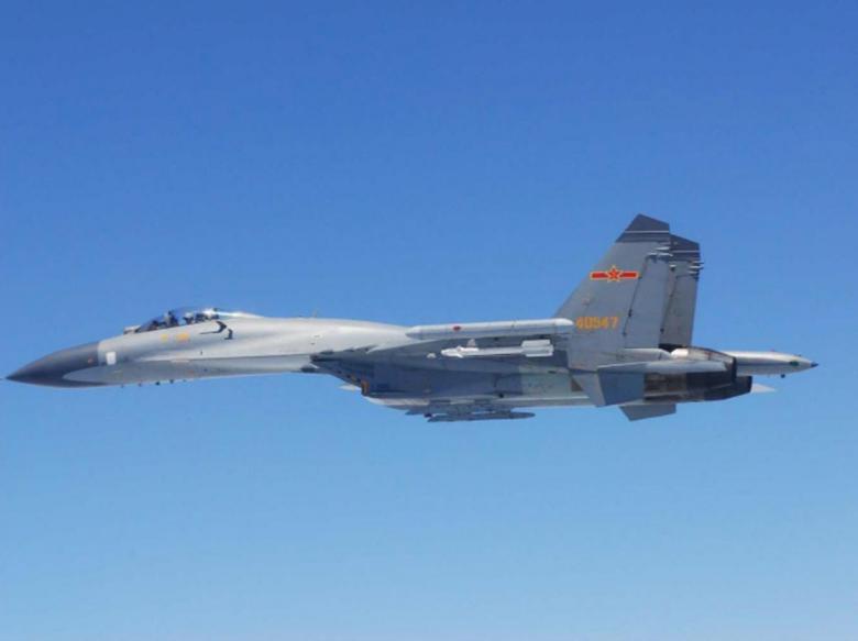 A Chinese SU-27 flies over the East China Sea, in this handout photo taken May 24,2014 by Japan.jpg