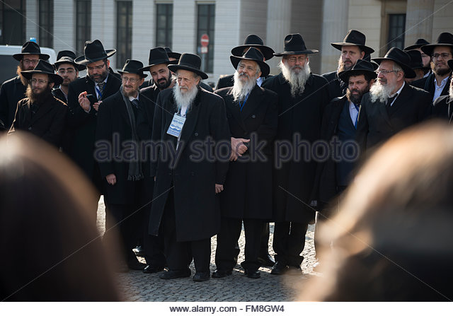 a-group-of-orthodox-jews-congregate-near-brandenburg-gate-the-elders-fm8gw4.jpg