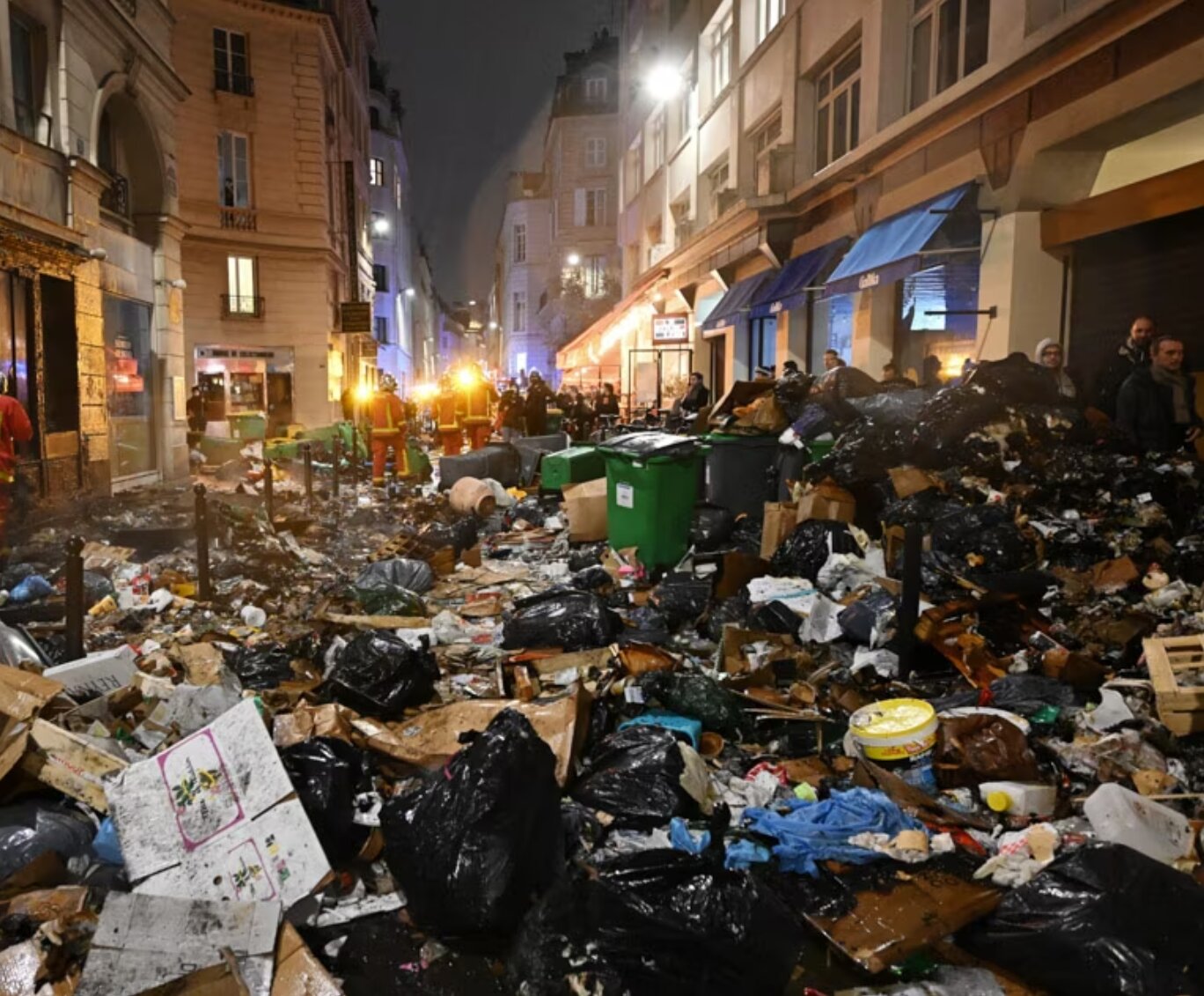 a-street-in-paris-after-weeks-of-garbage-collector-strikes-v0-16rkh65n3qpa1_proc.jpg
