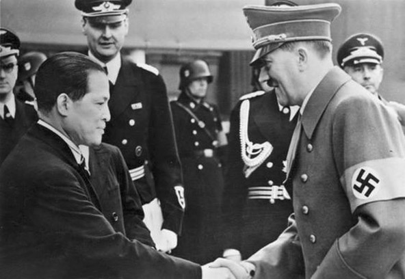 Adolf_Hitler_meets_with_the_Japanese_ambassador_Hiroshi_Oshima_1942.jpg