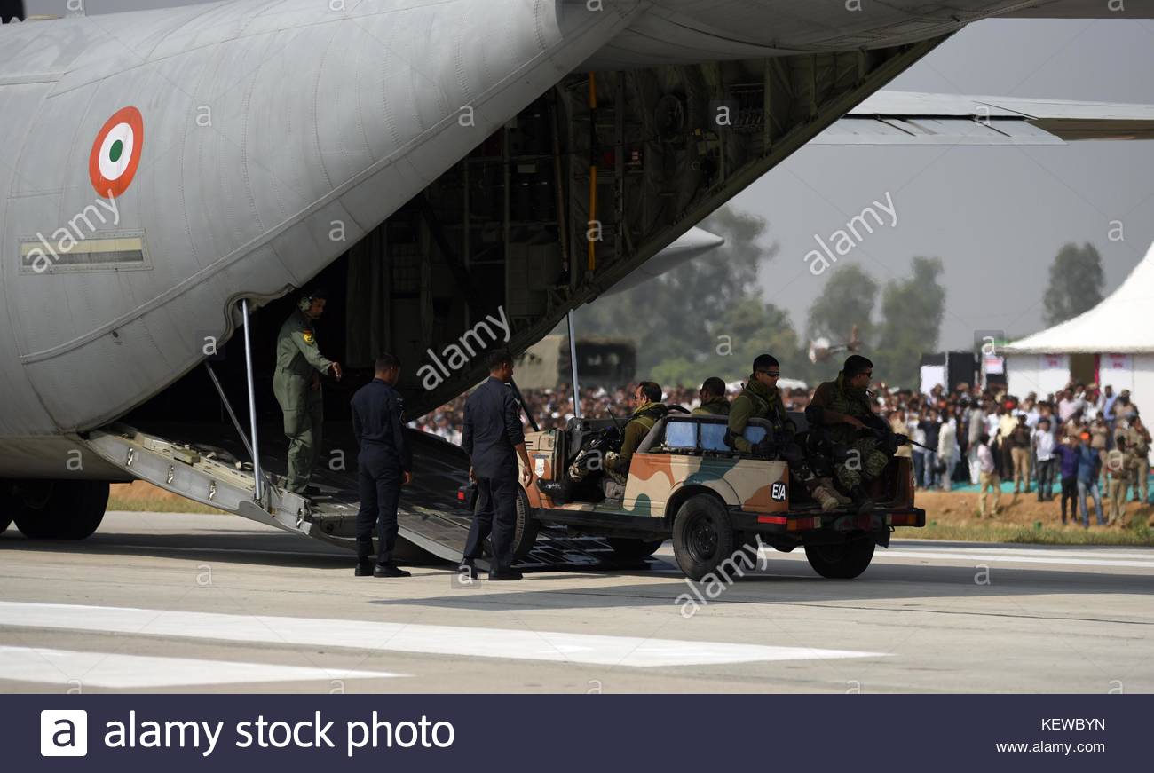 allahabad-uttar-pradesh-india-24th-oct-2017-unnao-personnel-display-KEWBYN.jpg