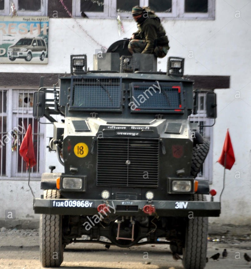 anantnag-india-9th-feb-2018-indian-government-forces-stand-guard-in-M34N0F~01.jpg