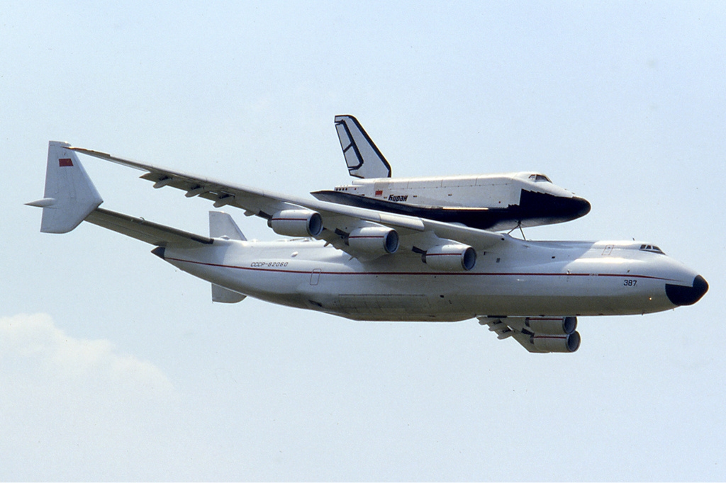 Antonov_An-225_with_Buran_at_Le_Bourget_1989_Manteufel.jpg