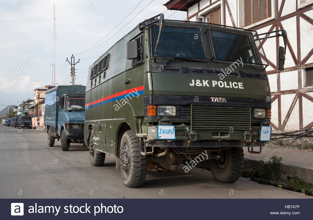 armoured-truck-of-the-jammu-and-kashmir-police-force-outside-police-HB747P.jpg