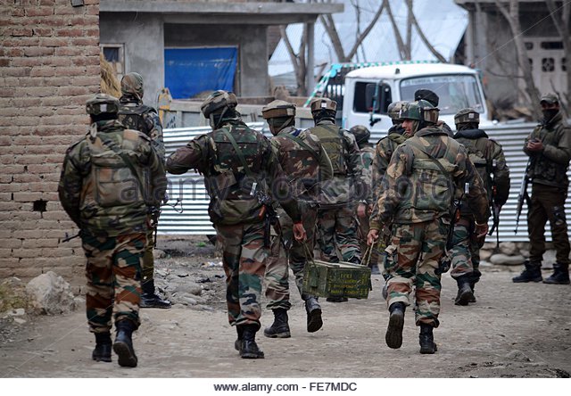 bandipora-india-04th-feb-2016-indian-army-soldiers-carry-explosives-fe7mdc.jpg