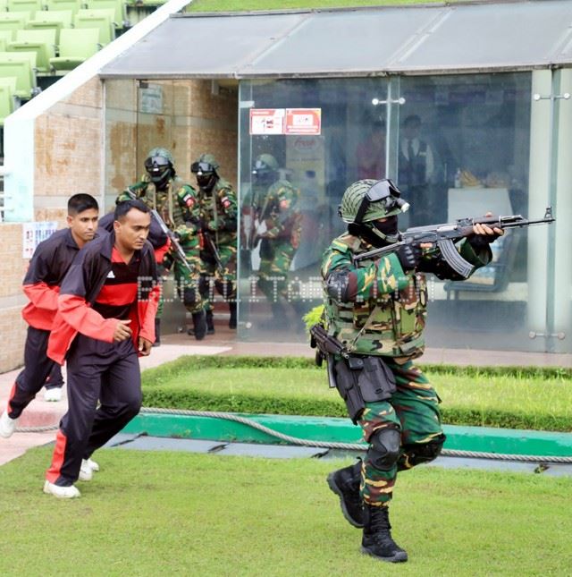 bangladesh-army-paracommandos-awe-english-cricket-security-chief-007.jpg