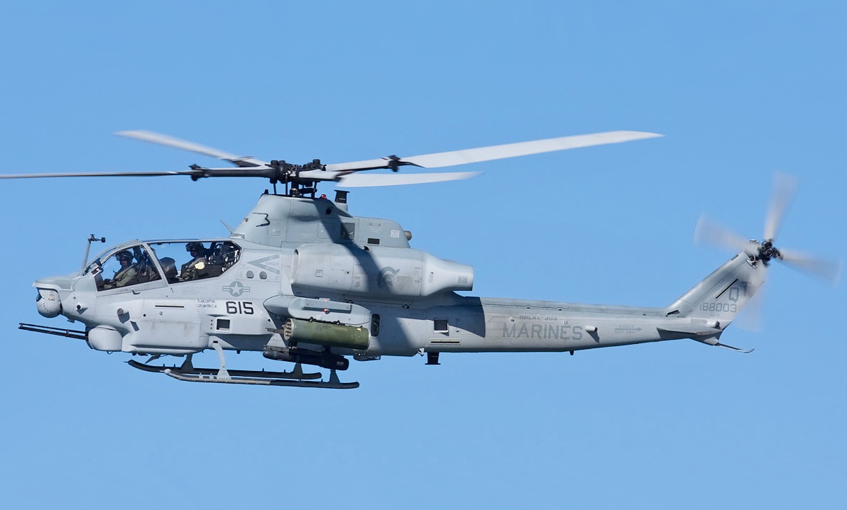 Bell_USMC_AH-1_Viper_(cropped).jpg