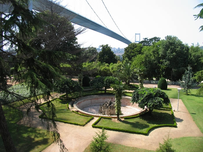 Beylerbeyi-Palace-Gardens.jpg