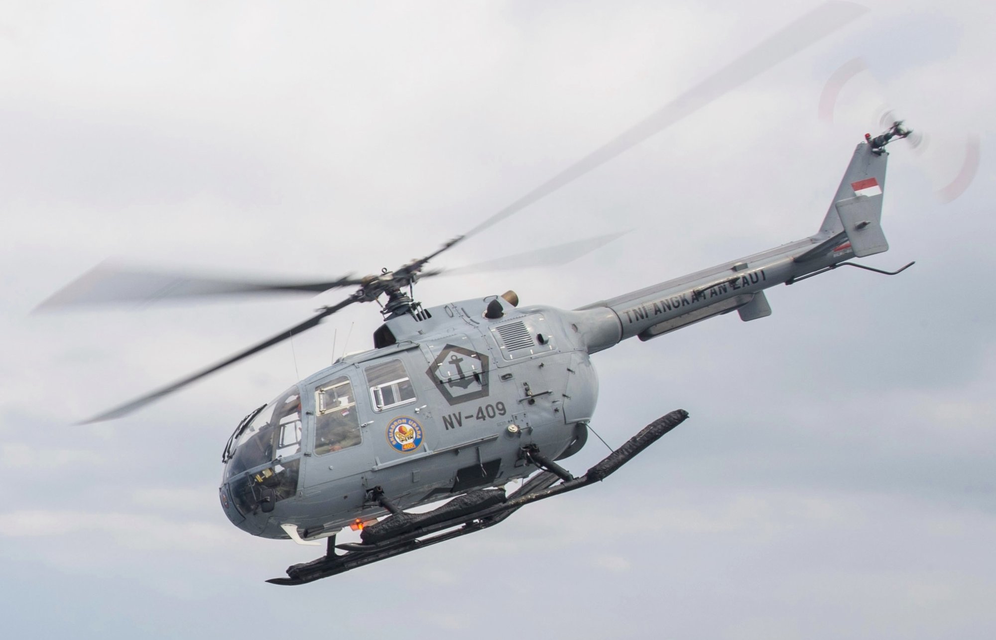 Bo_105_Indonesian_navy_Bo_105_helicopter_during_a_deck_landing_on_the_USS_Fort_Worth_(cropped).jpg