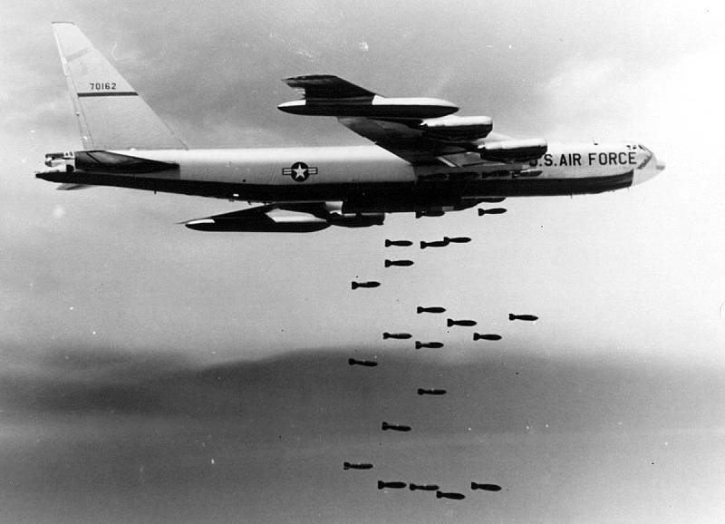 Boeing_B-52F-70-BW_(SN_57-0162)_in_flight_dropping_bombs_061128-F-1234S-004.jpg
