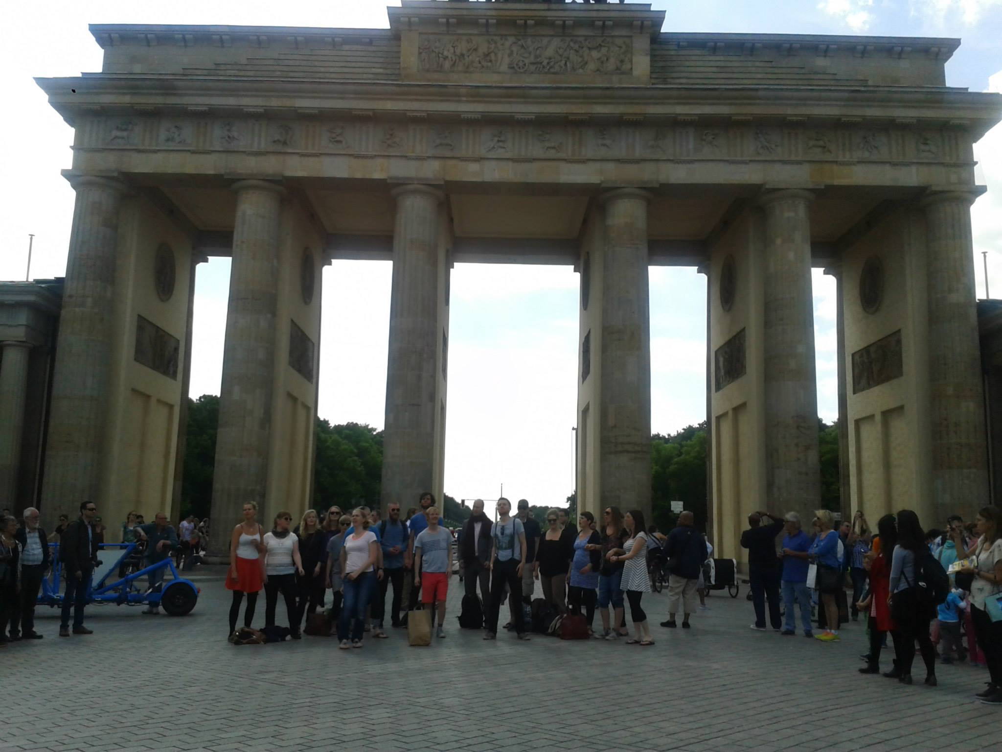 Brandenburg Gate capella singing 2.jpg