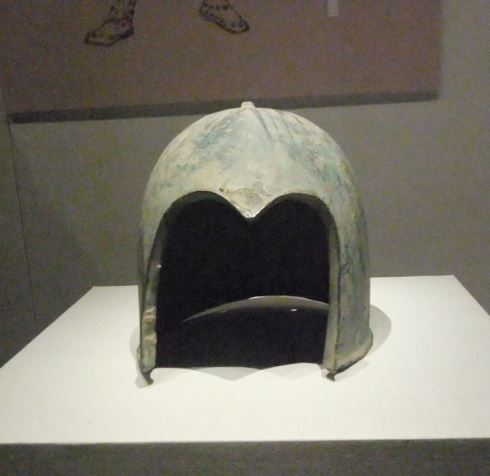 Bronze_helmet,_Warring_States_period,_Henan_Museum.jpg