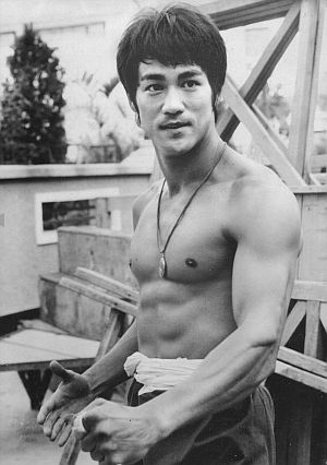 Bruce-Lee-Shirtless-Young-Handsome[1].jpg