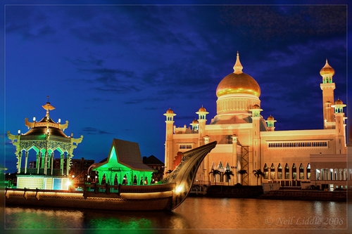 brunei-royal-islamic-mosque-lagoon-ceremonial-ship.jpg