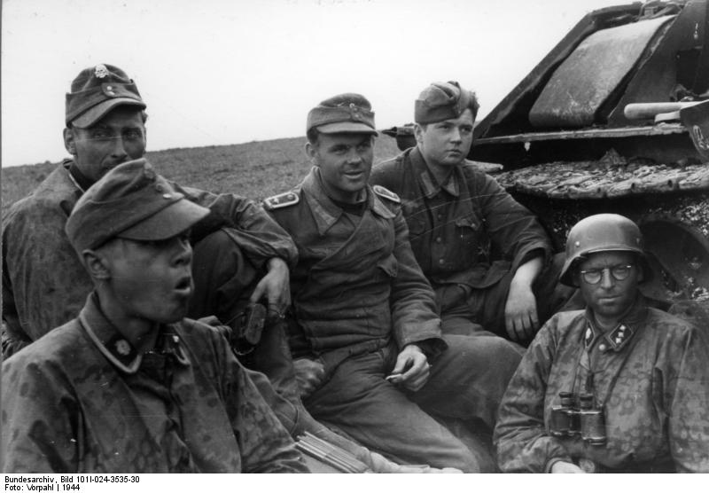 Bundesarchiv_Bild_101I-024-3535-30,_Ostfront,_Waffen-SS-Angehörige_bei_Rast[1].jpg