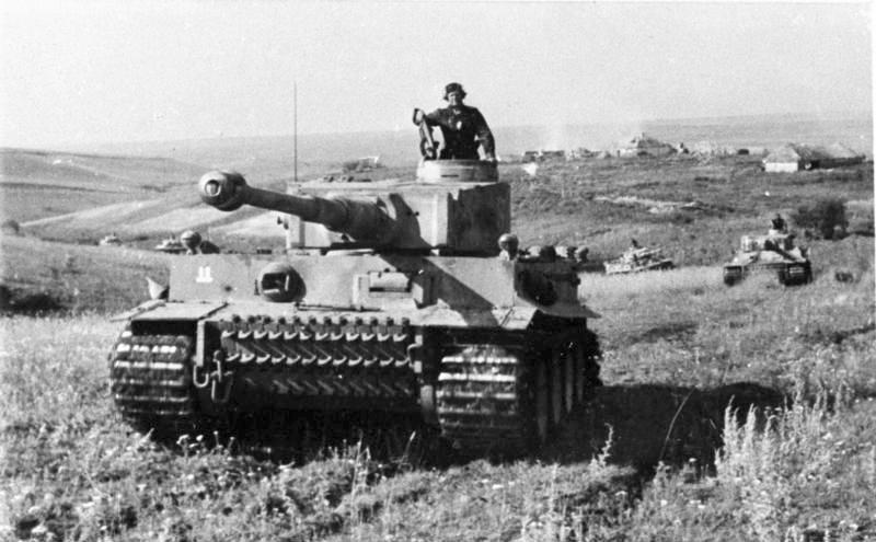 Bundesarchiv_Bild_101III-Zschaeckel-207-12,_Schlacht_um_Kursk,_Panzer_VI_(Tiger_I)[1].jpg