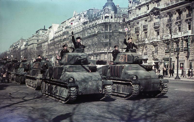 Bundesarchiv_N_1576_Bild-007,_Paris,_Parade_deutscher_Panzer[1].jpg