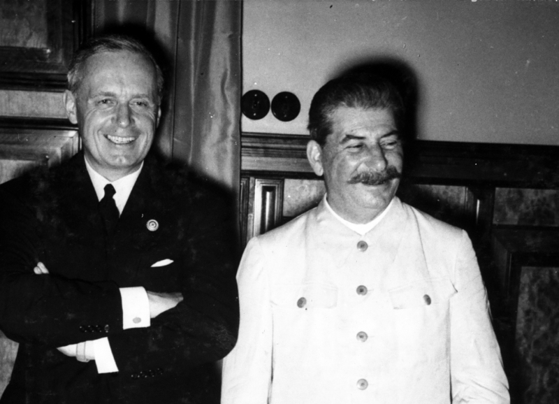 c_looks_filmproduktionen_gmbh_-_ribbentrop_und_stalin_moskau_1939_copy[1].jpg