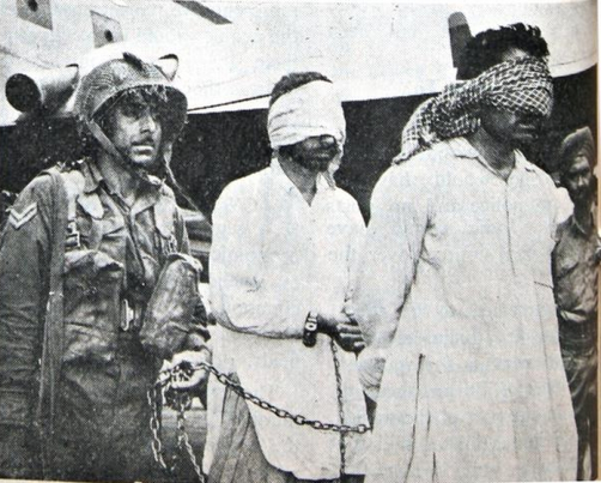 captured Pak soldiers by kashmiris .jpg