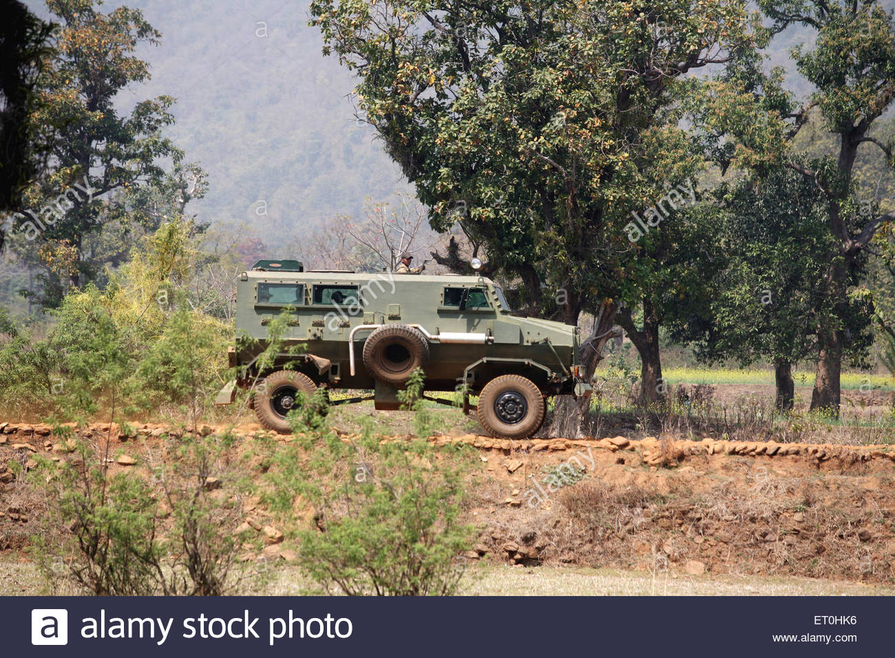 central-reserve-police-force-crpf-soldiers-in-car-hunt-for-naxalites-ET0HK6.jpg