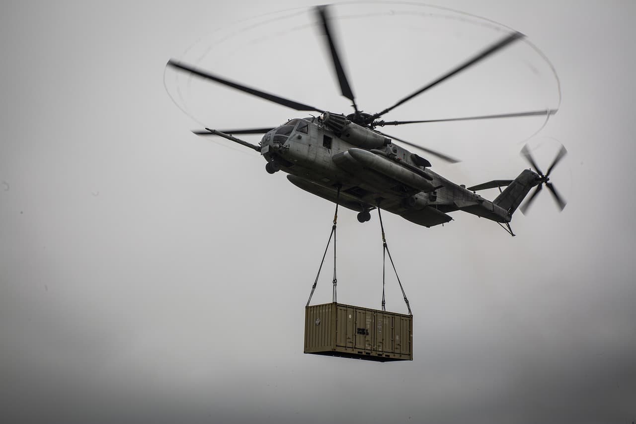 CH-53E-lifting-shipping-containerjpg.jpg