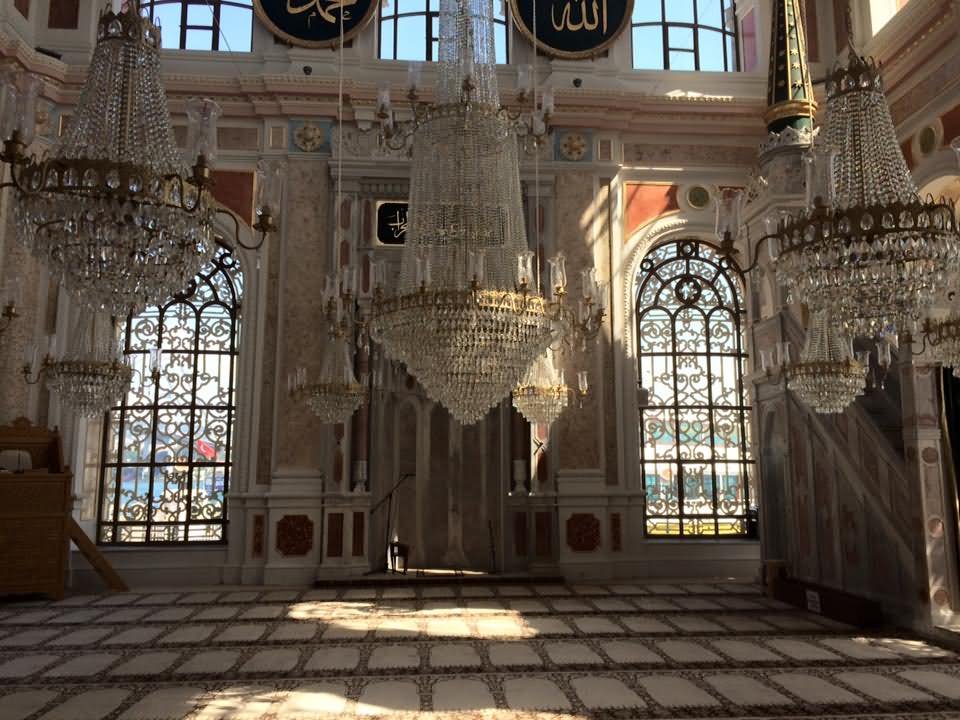 Chandeliers-Inside-The-Ortakoy-Mosque-In-Istanbul.jpg