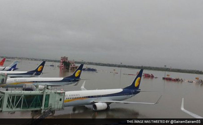 chennai-airport-tarmac-flooded_650x400_71449030052.jpg