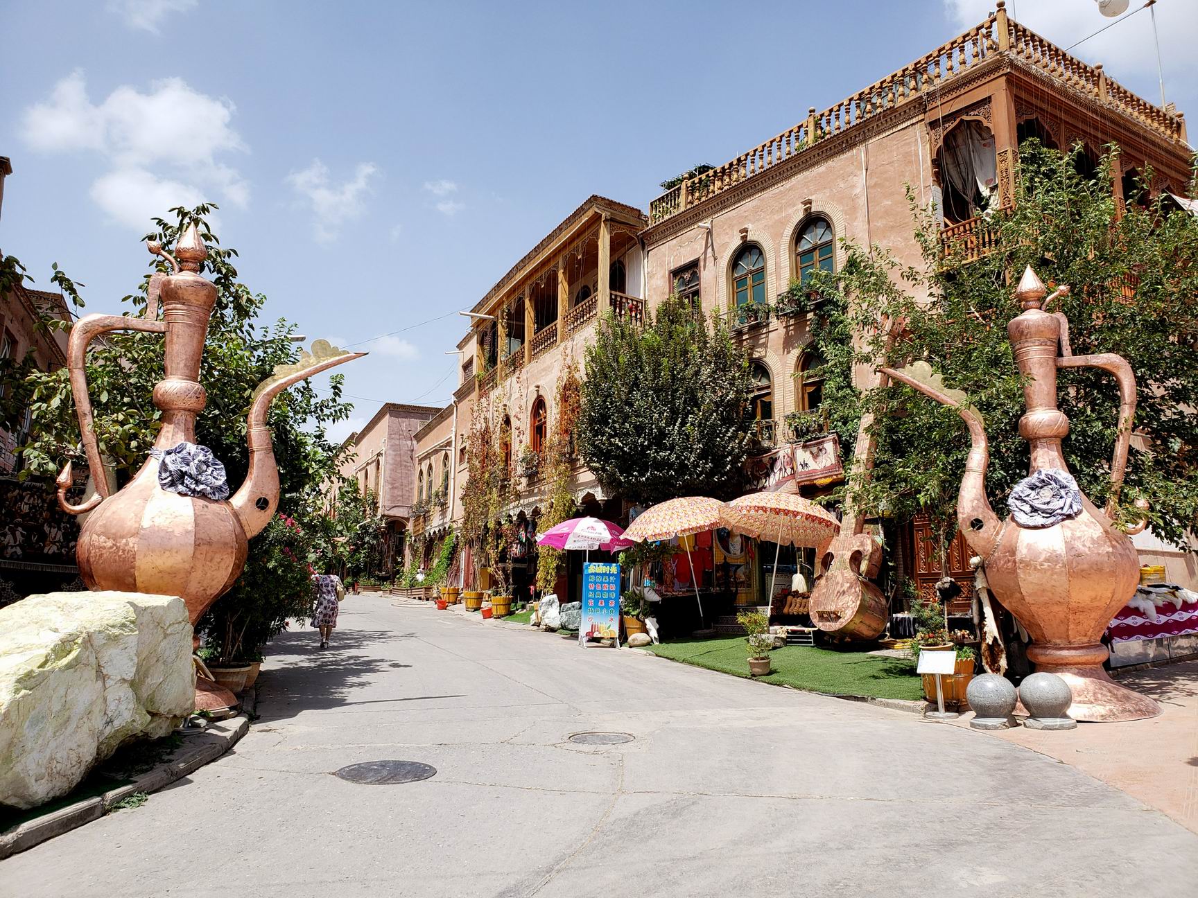 调整大小 China-Kashgar-Old-Town-Giant-Tea-Pots.jpg