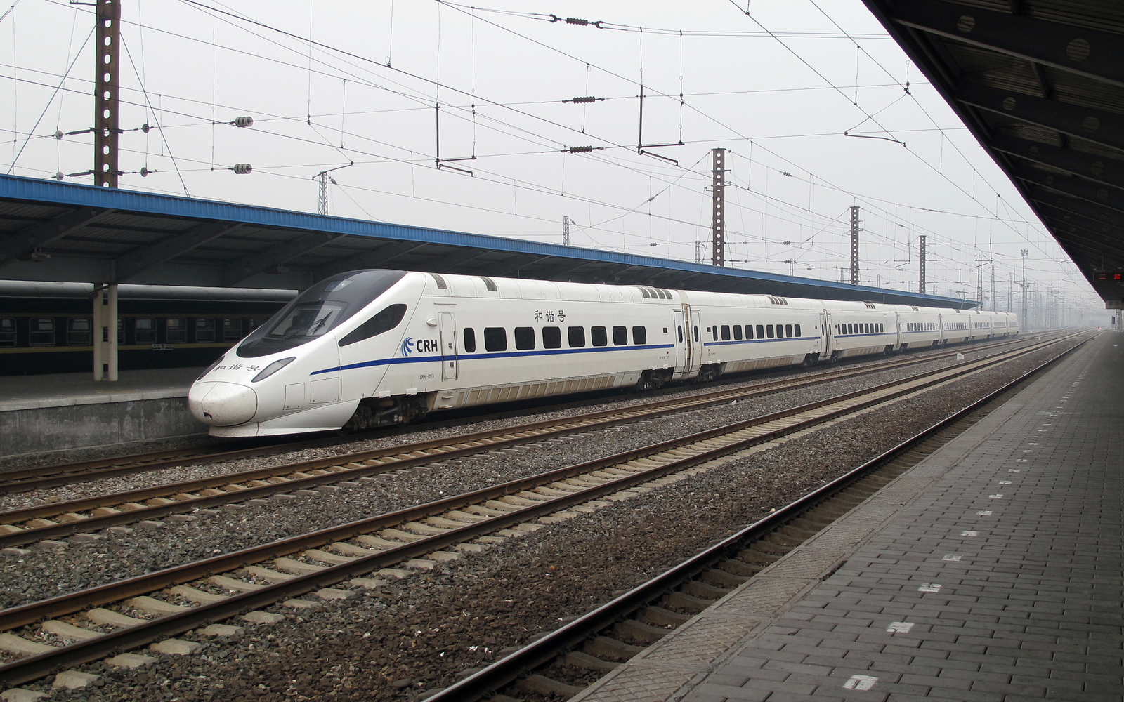 China_Railways_CRH5_at_Qinhuangdao_Railway_Station_20090810.jpg