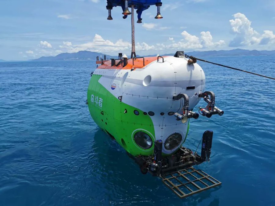 China's deep-sea manned submersible, Fendouzhe 奋斗者 (striver), dives 10,909 meters in Mariana T...jpg