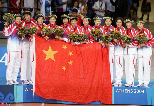 chinas-volleyball-team-members-claim-the-gold-medal-in-2004-athens-olympics-on-aug-28-2004.jpg