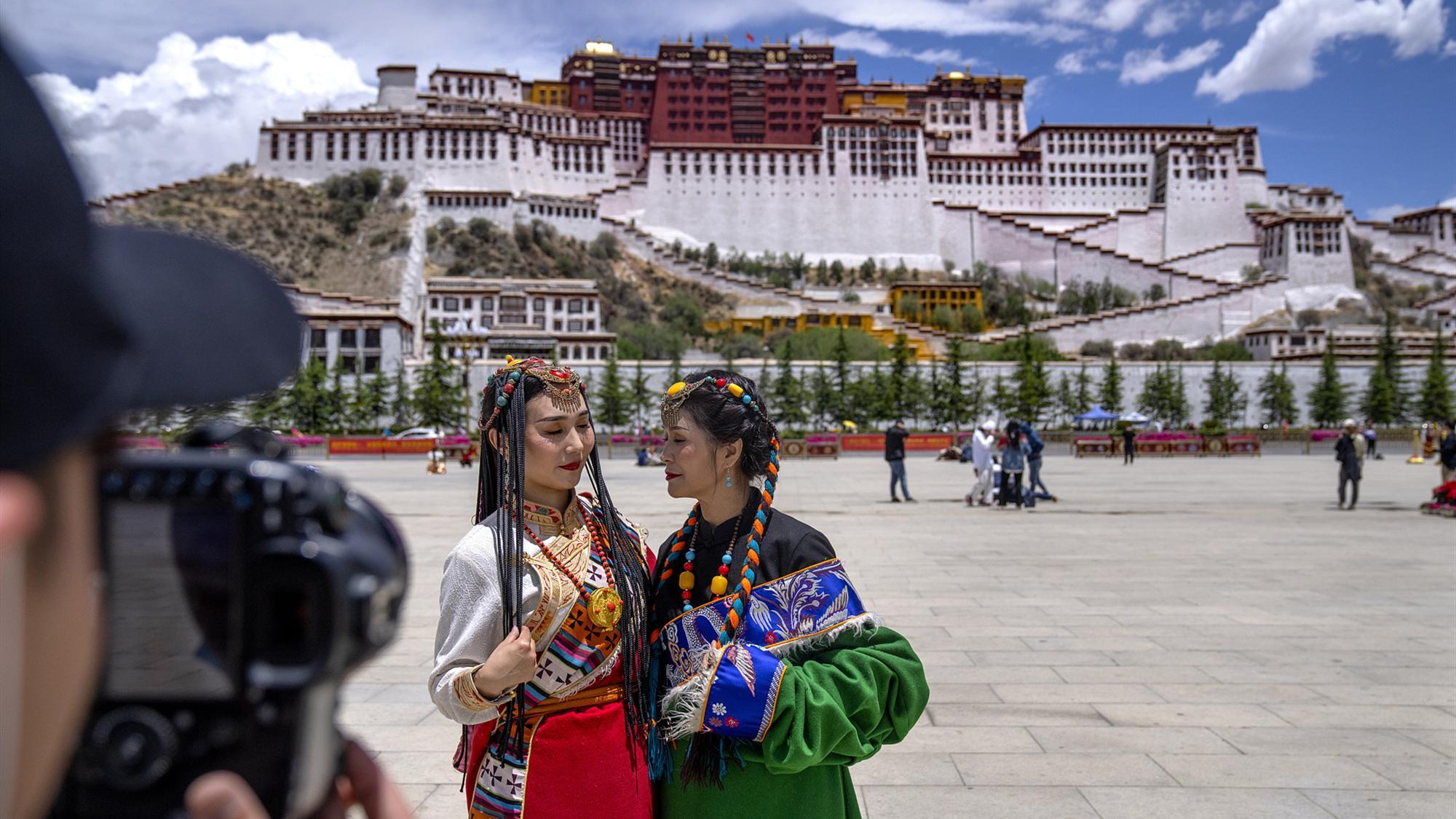 chinese-tourists-in-tibet.jpg