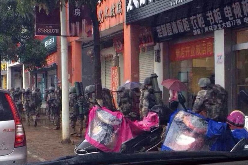 Chinese troops in combat gear show up in border city close to Vietnam Pingxiang.jpg