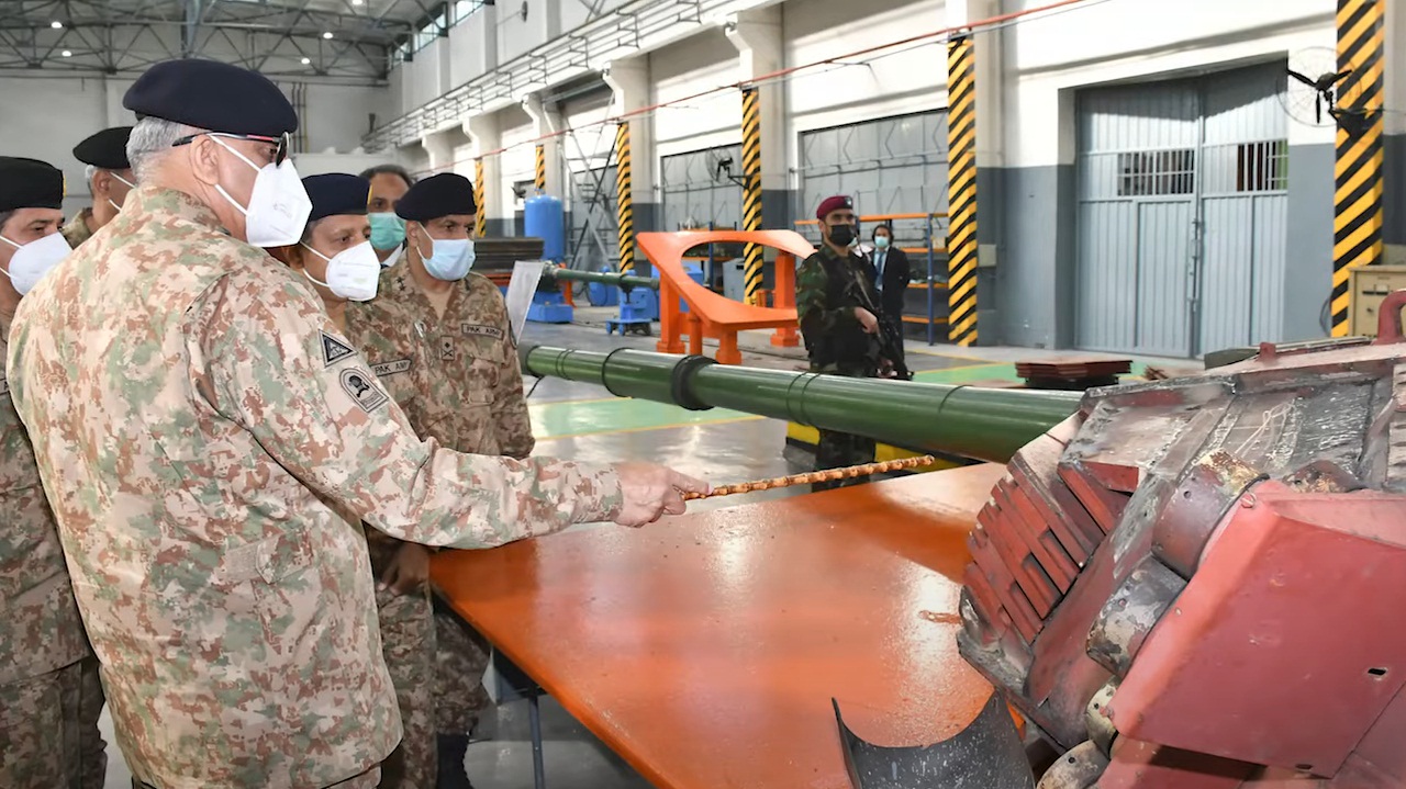 COAS Visited Heavy Industry Taxila - 9 Nov 2021[unknown tank turret probably T-80UD].jpg