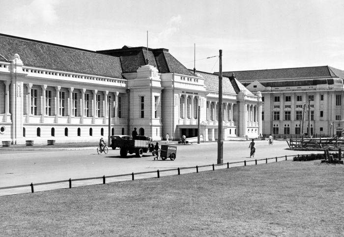 COLLECTIE_TROPENMUSEUM_Kantoor_van_Bank_Indonesia_in_Djakarta_TMnr_10015482.jpg