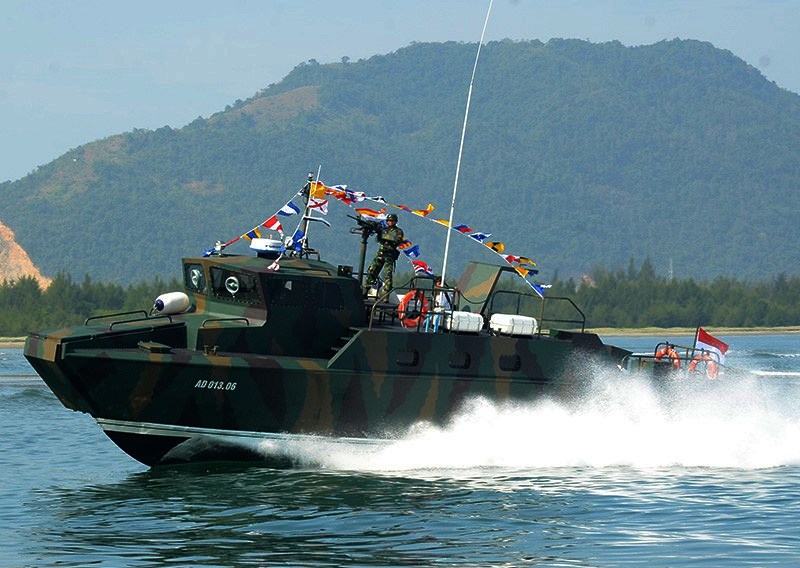 combat-boat-kmc-komando-18-m-2.jpg