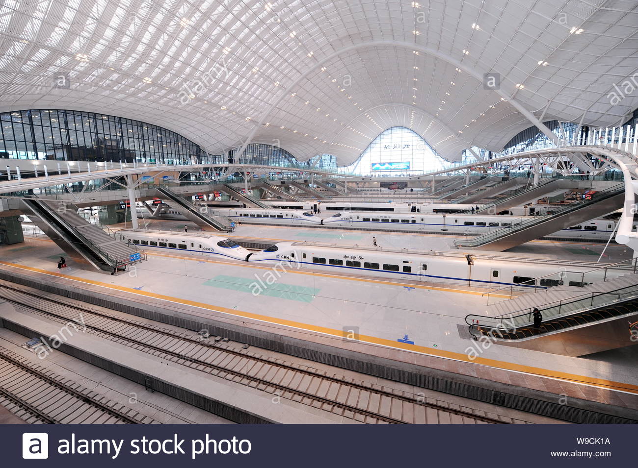 crh-china-railway-high-speed-trains-are-seen-at-the-wuhan-railway-station-in-wuhan-city-centra...jpg