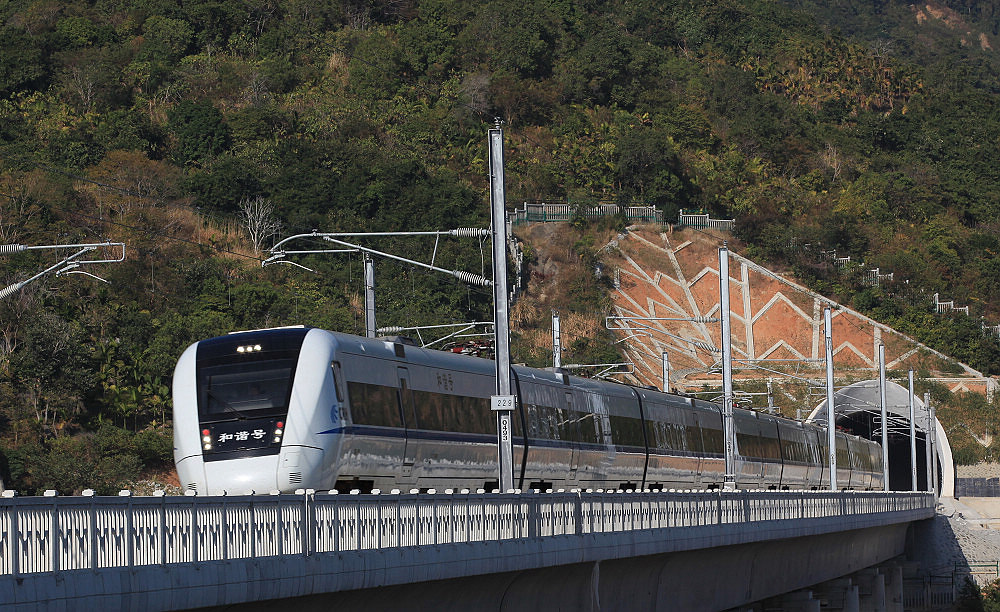 CRH1动车从东环铁路全线最长隧道—分界洲隧道中高速驶出.jpg