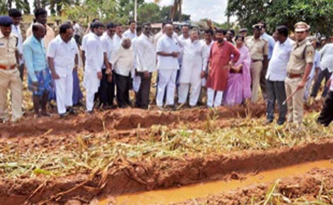 crops-cut-for-rahul-gandhi-rally_650x400_81444217685[2].jpg