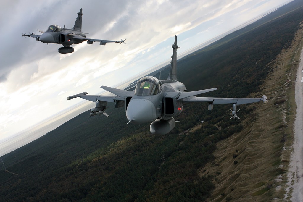 Czech_JAS-39_Gripen_over_the_Curonian_Spit_in_2012.jpg