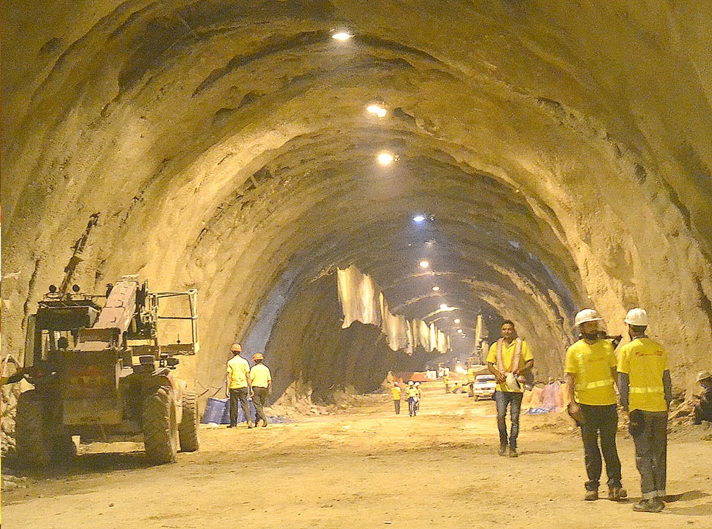 delhi-last-blast-in-Indias-longest-tunnel-Chenani-Nsri-Transport-Minister-Nitin-Gdkri-101159.jpg