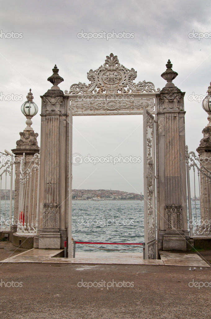 depositphotos_18087227-stock-photo-dolmabahce-palace-sea-gate-in.jpg